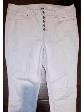 Soundstyle White High-Waisted Button Fly Jeans
